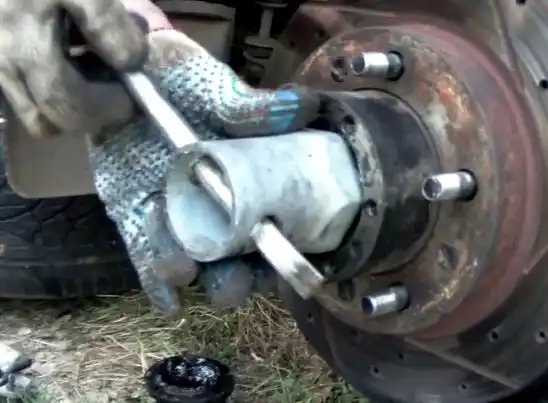 Регулировка подшипников ступиц передних колес автомобиля УАЗ Патриот Регулировка подшипников ступиц передних колес автомобиля УАЗ Патриот