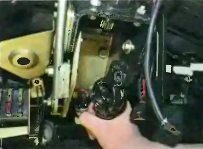 Снятие и установка карданного вала рулевого управления