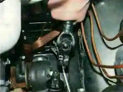 Снятие и установка карданного вала рулевого управления