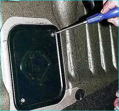 Доступ к топливному насосу под пассажирским сиденьем