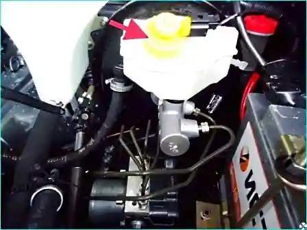 Бачок главного тормозного цилиндра Снятие пробки бачка главного тормозного цилиндра перед заменой жидкости