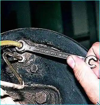 Подключение шланга Надевание резинового шланга на клапан выпуска воздуха