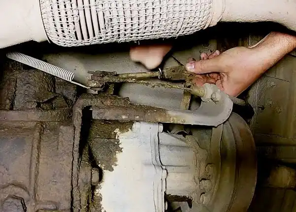 Регулировка привода стояночного тормоза УАЗ Патриот Регулировка привода стояночного тормоза УАЗ Патриот