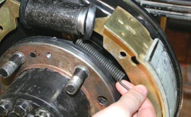 Замена тормозных колодок задних колес