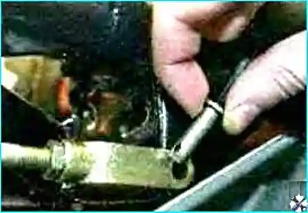 Ослабление контрящей гайки вилки тяги привода стояночного тормоза