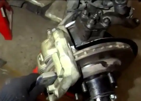 Как заменить тормозные колодки переднего колеса УАЗ Патриот Как заменить тормозные колодки переднего колеса УАЗ Патриот