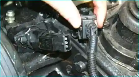 Отсоединение карданных валов от раздаточной коробки