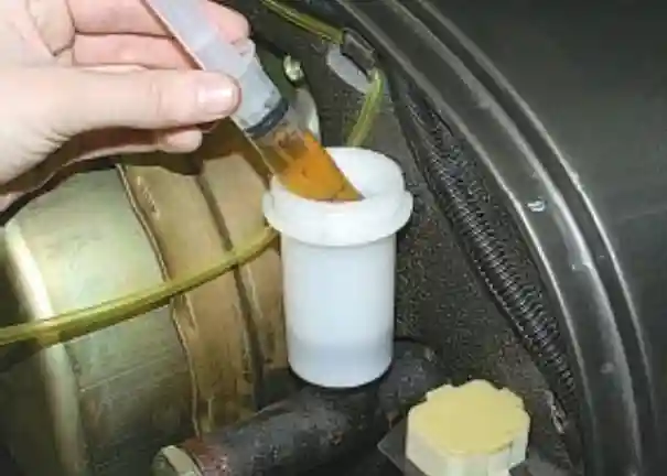 Откачка тормозной жидкости из бачка главного цилиндра с помощью шприца