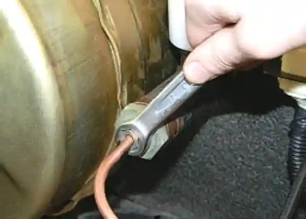 Отворачивание гайки крепления трубки к главному цилиндру сцепления