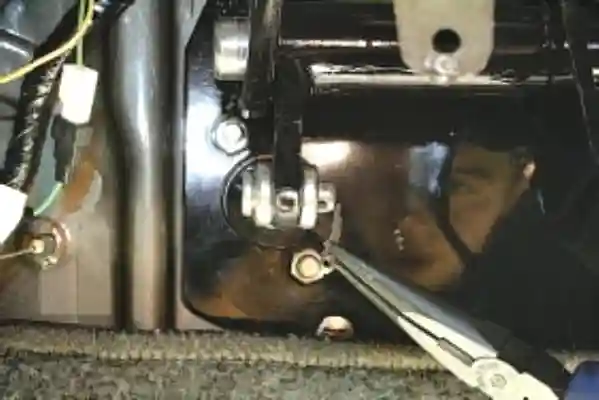 Извлечение шплинта из отверстия пальца педали привода сцепления