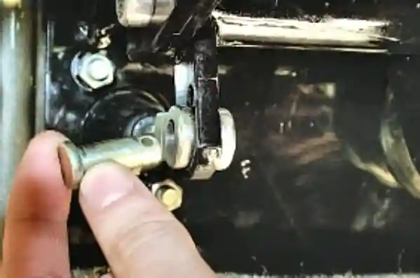 Снятие наконечника толкателя с пальца педали привода сцепления