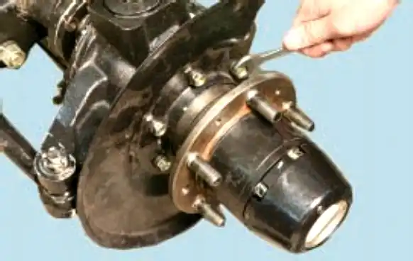 Замена сальника передней ступицы УАЗ Замена сальника передней ступицы УАЗ