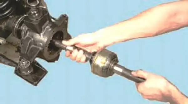 Снятие и установка полуосей переднего моста