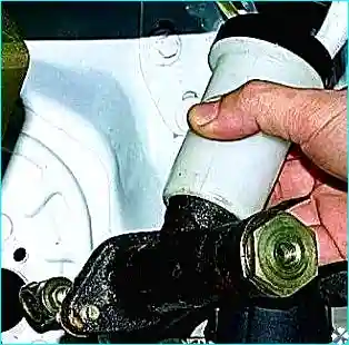 Извлечение главного цилиндра сцепления