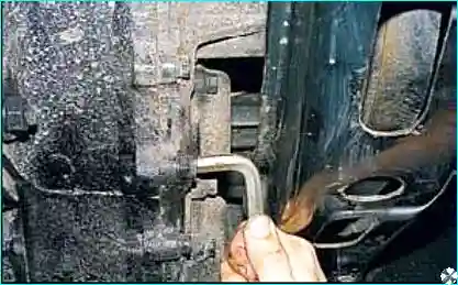 Подготовка к сливу масла Подготовка емкости для слива масла из раздаточной коробки