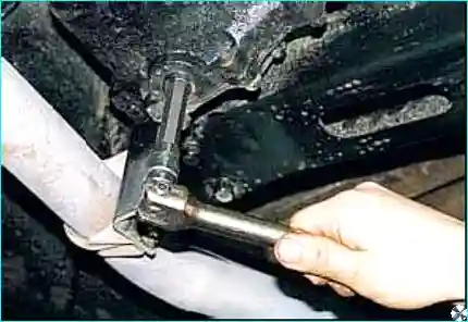 Выворачивание заливной пробки Выворачивание пробки маслоналивного отверстия раздаточной коробки