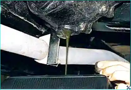 Слив масла Выворачивание пробки сливного отверстия и слив масла из раздаточной коробки