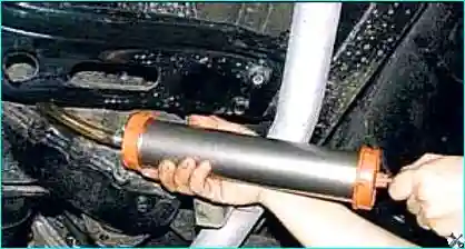 Заливка масла Заправка свежего масла в раздаточную коробку с помощью шприца