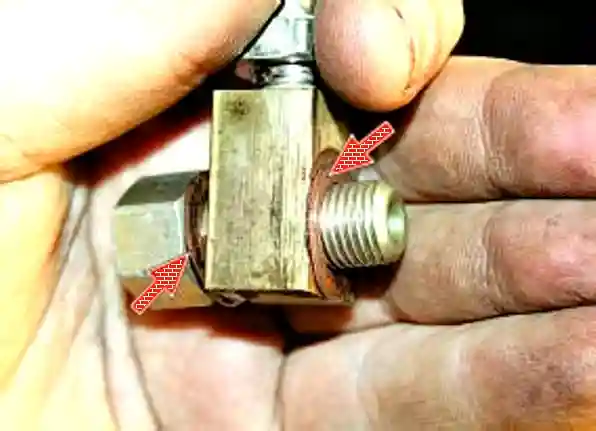 Снятие рабочего цилиндра сцепления