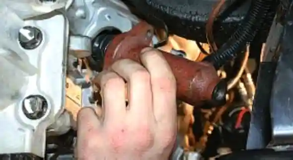 Снятие рабочего цилиндра сцепления