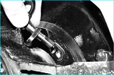 Отсоединение карданного вала от фланца ведущей шестерни переднего моста