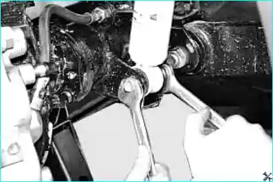 Отсоединение рулевой тяги от рычага поворотного кулака