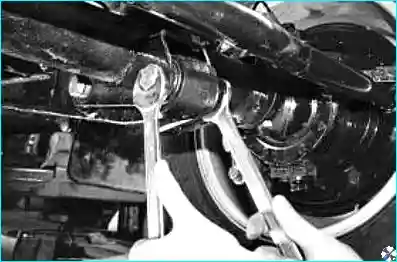 Отворачивание гаек крепления стремянок стабилизатора поперечной устойчивости