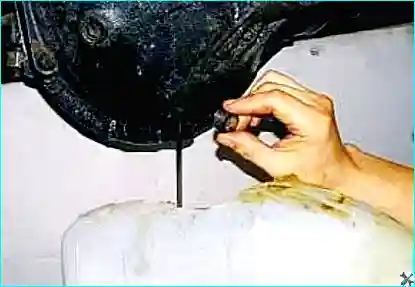 Слив масла из картера заднего моста