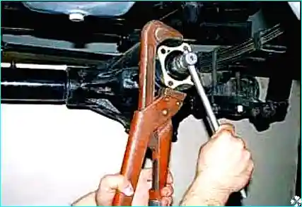 Отворачивание гайки фланца