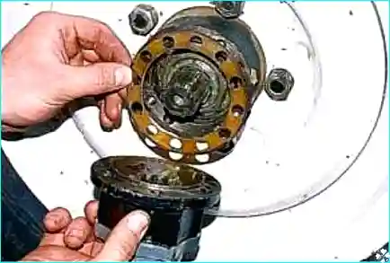 Снятие муфты с прокладкой и фланцем со шлицев вала