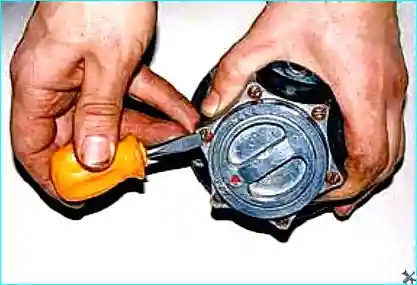 Откручивание шести винтов крепления муфты к фланцу