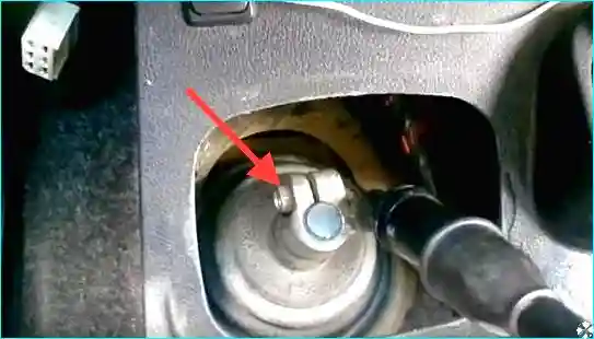 Снятие резинового чехла рычага управления раздаточной коробкой