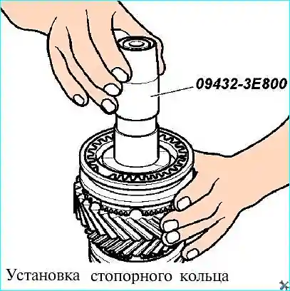 Установка стопорного кольца на вторичный вал с помощью направляющей