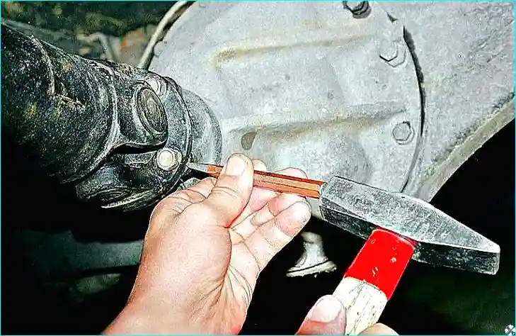 Нанесение меток зубилом на фланцах редуктора и карданного вала