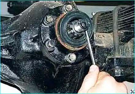 Извлечение старого сальника из картера моста отверткой