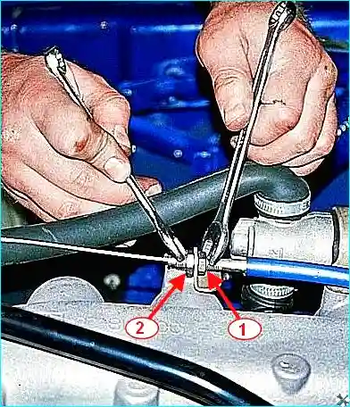 Регулировочные гайки привода дроссельной заслонки Регулировочный узел троса газа с двумя контргайками на кронштейне