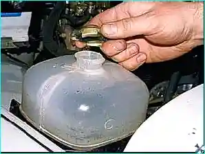 Отворачивание пробки расширительного бачка