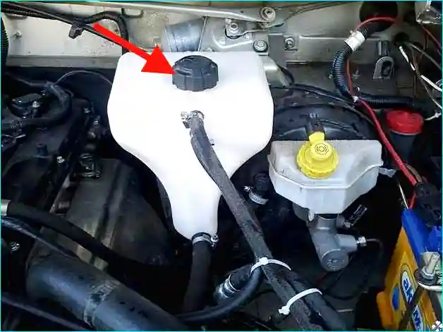 Заливка жидкости в расширительный бачок