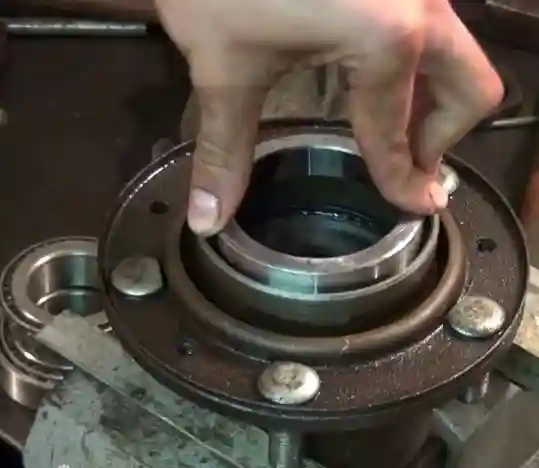 Замена подшипников ступицы переднего колеса УАЗ Патриот