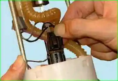 Замена датчика уровня топлива