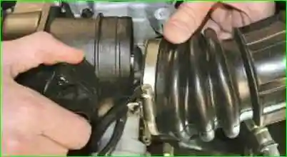 Снятие и установка корпуса воздушного фильтра