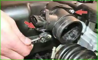 Снятие и установка корпуса воздушного фильтра