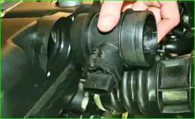 Снятие и установка корпуса воздушного фильтра