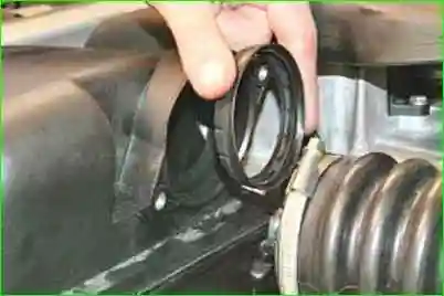 Снятие и установка корпуса воздушного фильтра