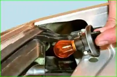 Замена лампочки указателя поворотов