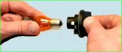 Замена лампочки указателя поворотов