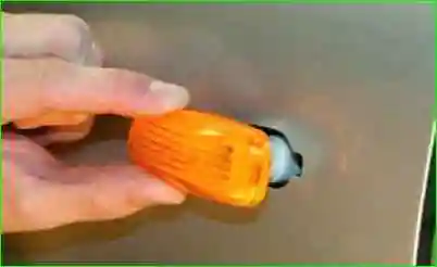 Замена лампы в повторителе поворотов