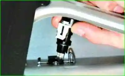 Замена лампы освещения номерного знака