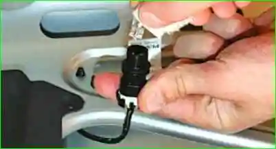 Замена лампы освещения номерного знака