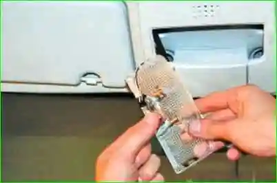 Замена лампы освещения багажника